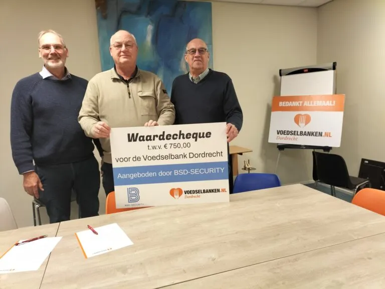 BSD Security overhandigt een waardecheque aan de Voedselbank Dordrecht